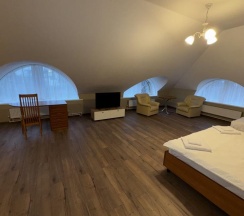 Номер полулюкс семейный (мансарда) в Аристократ