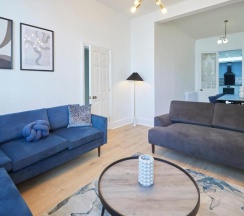 Коттедж с 5 комнатами в Host Stay Castle View