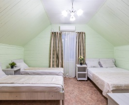 Четырехместный с удобствами на этаже (мансарда) в Золотой берег