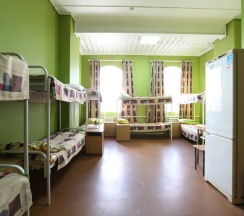 Кровать в общем номере с красивым видом из окна в Пётр первый