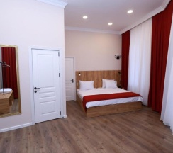 Двухместный номер Deluxe с балконом двуспальная кровать в Malakan Hotel