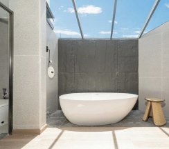 Двухместная вилла с балконом двуспальная кровать в Howard Johnson by Wyndham Phuket Naiyang