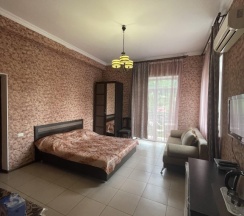 Трёхместный номер Deluxe с балконом и с красивым видом из окна в Stone house
