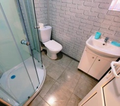 Номер комфорт улучшенный с 1 односпальной и 1 двуспальной кроватью в Гравитация