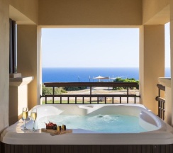 Семейный люкс с видом на море в Aphrodite Hills Hotel