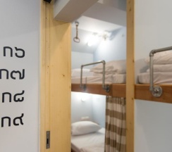 Кровать в общем номере в Barn and Bed Hostel