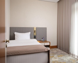 Номер люкс Прайм с 1 односпальной и 1 двуспальной кроватью в Источник