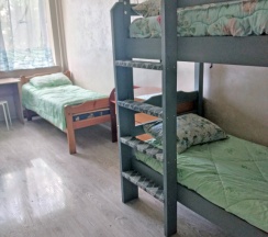 Кровать в общем номере с красивым видом из окна в Петровский