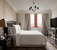 Номер люкс посольский с 1 двуспальной кроватью в Four Seasons Hotel Moscow