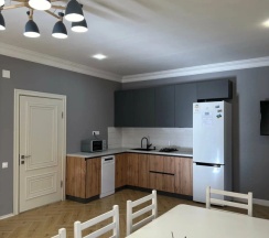 Коттедж с балконом и с видом на горы в Дом на холме