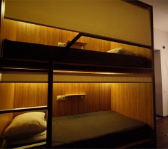 Кровать в 6-местном общем номере в Юсенги