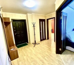 Пятиместные апартаменты с 2 комнатами с балконом в Квартира двуxкoмнатнaя в cамом цeнтpе гopода