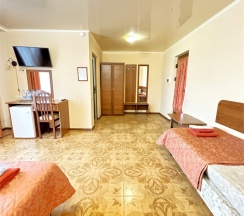 Трехместный комфорт с балконом (4 этаж) в Атриум