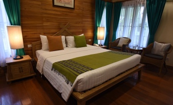 Двухместный House Thai Teak Wood двуспальная кровать в Natural Park Resort