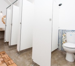 Кровать в общем номере с красивым видом из окна в Lost Inn Lisbon Hostel