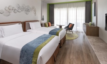 Четырёхместный номер Premium с видом на бассейн в Holiday Inn Resort Sanya Bay by IHG