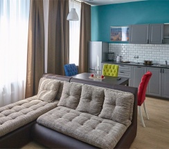 Большой номер с одной большой кроватью, диваном и кухней в Port inn