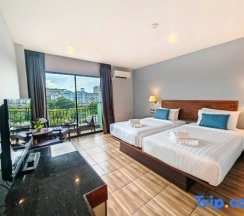 Двухместный номер Superior с видом на бассейн двуспальная кровать в Savotel