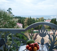 Студия Панорамная улучшенная с балконом, мини кухней и видом на город и море в Амбассадор