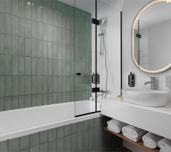 Номер Classic Superior Village c двуспальной кроватью и диваном в Arthurs SPA Hotel by Mercure