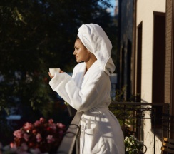 Апартаменты люкс с балконом для 5 гостей в V Hotel&Rooftop lounge