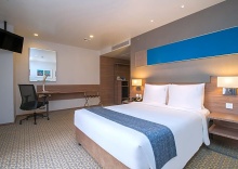 Двухместный номер Standard с балконом двуспальная кровать в Holiday Inn Express Bangkok Sathorn, an IHG Hotel