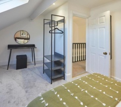 Коттедж с 5 комнатами в Host Stay Castle View