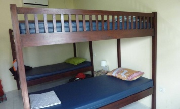 Кровать в общем номере в Surfers Dorm House