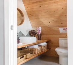 Розовый А-фрейм с купелью в окружении леса в Timeless