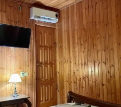 Двухместный домик с балконом двуспальная кровать в Гостевой дом