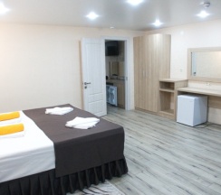 Люкс, двухкомнатный номер на втором этаже в Золотая рыбка