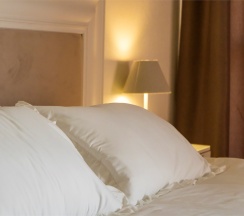 Двухкомнатный номер Люкс на трех-четырех гостей с балконом видом на море (корпус Б) в Оптимист