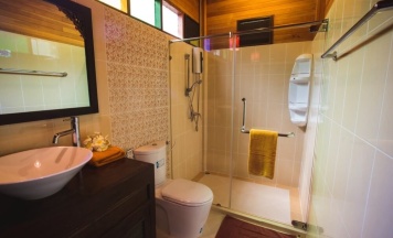 Двухместный House Thai Teak Wood двуспальная кровать в Natural Park Resort