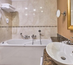 Двухместный номер Premium с балконом и с видом на город двуспальная кровать в Rixos President Astana