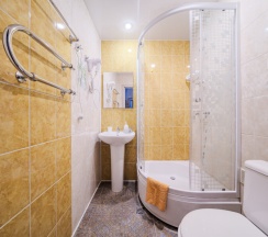 Улучшенная комната с двумя кроватями и диваном в Октавиана