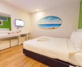Двухместный номер Стандарт без окна двуспальная кровать в The Frutta Boutique Patong Beach