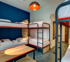 Кровать в общем номере с 6 комнатами в MEININGER Hotel Amsterdam Amstel