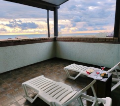 Дом с террасой и панорамным видом на море в Благовещенка