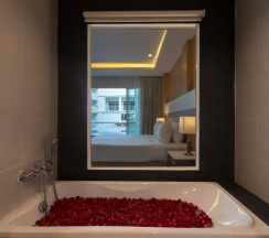 Двухместный номер Pool Access Deluxe двуспальная кровать в Chanalai Hillside Resort, Karon Beach