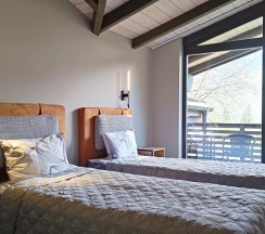 Семейный коттедж с балконом и с красивым видом из окна в Калайчев двор