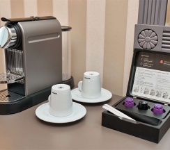 Номер Classic Superior с двуспальной кроватью и кофемашиной в Mercure Арбат