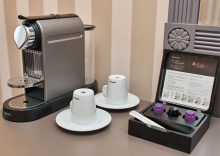 Номер Classic Superior с двуспальной кроватью и кофемашиной в Mercure Арбат
