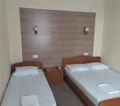 Номер стандарт с 1 односпальной и 1 двуспальной кроватью в Оптима