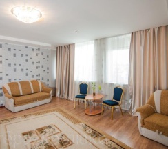 Номер полулюкс с 1 двуспальной кроватью в Пятерочка-люкс