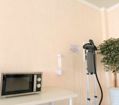 Номер эконом с двумя раздельными кроватями, окно выходит в коридор в Лабиринт