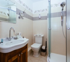 Номер стандарт улучшенный с 1 двуспальной кроватью в Дом над озером