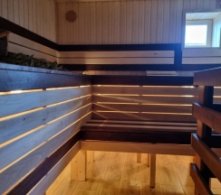 Коттедж с балконом и с красивым видом из окна в Деревенские просторы