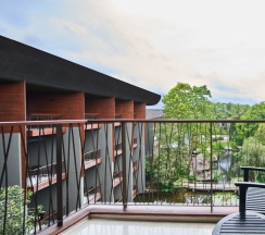 Четырёхместный номер Guest с балконом и с видом на залив в Renaissance Phuket Resort & Spa