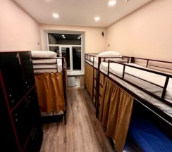 Кровать в мужском шестиместном номере в Берег