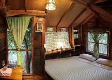 Двухместный коттедж с балконом двуспальная кровать в Rabeang Pasak Treehouse Resort